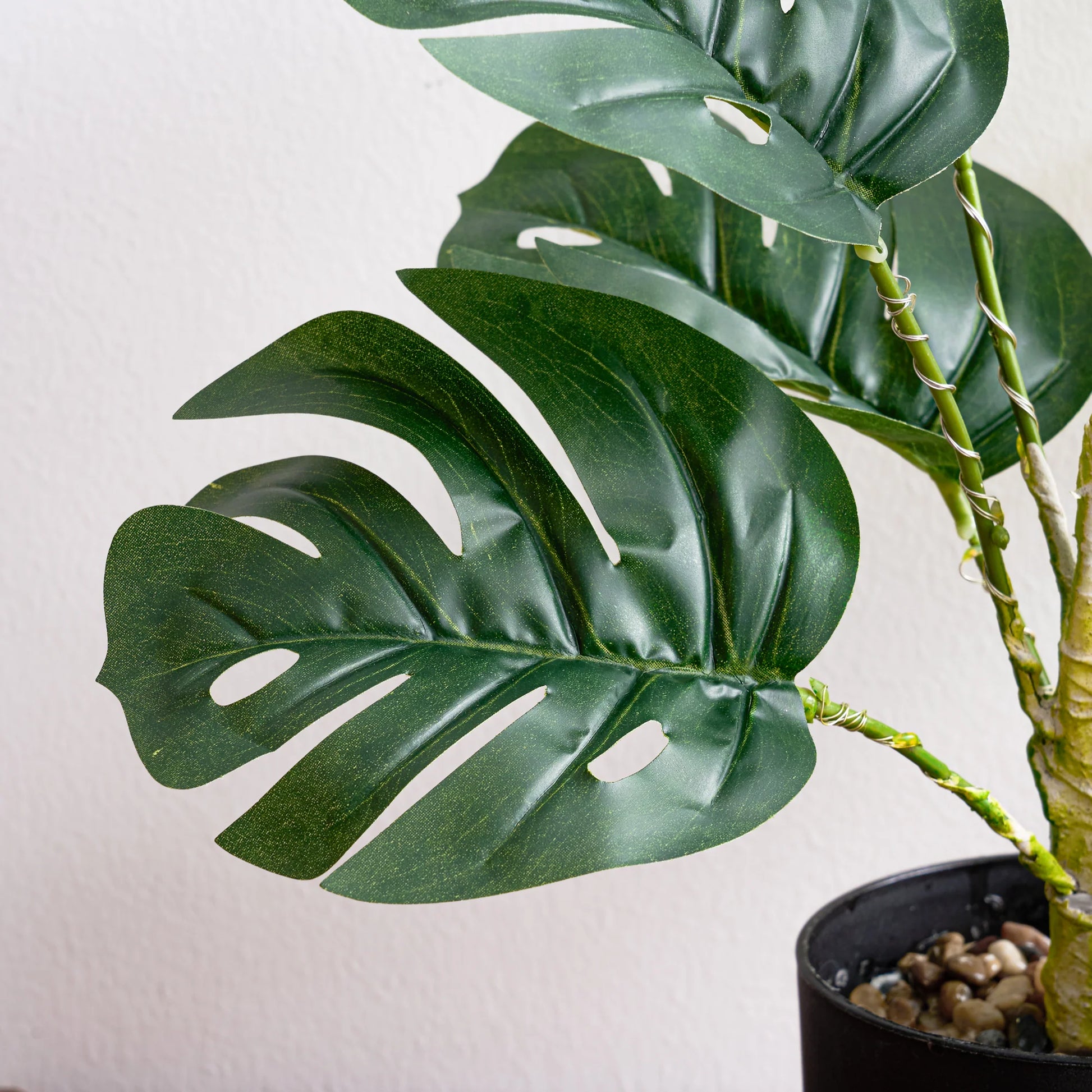 Monstera Simulation Plant with Fairy Lights – Lifelike Potted Greenery for Cozy Home Décor